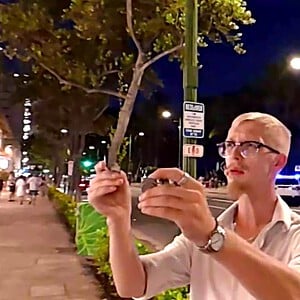 OneFly by Pieter Hofstra - live street performance of the OneFly coin routine